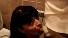 Girl Swallow Cum In The Restaurant Toilet.